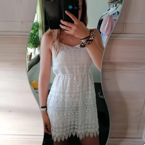 Vit spets klänning - Vit spetsklänning från H&M, jättesöt nu till sommaren!🌸 Inga fläckar eller hål och all spets är hel! 70kr (frakt tillkommer på 59kr)🌸