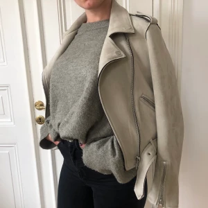 Jacka med mockaeffekt - Suupersnygg jacka med mockaeffelt! Storleken är S men skulle säga att den passar för S/XS. Jag tycker att jackan är väldigt enkel att styla till, den passar till det mesta och kan även bara vara en detalj till din outfit (se första bilden).