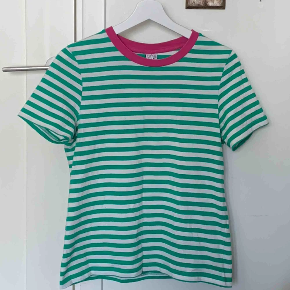 Vit och grön randig t-shirt ifrån & other stories i nyskick. Färgen är finare och har en starkare grön färg syns mer i verkligheten men är svårt att få med på bild.. T-shirts.