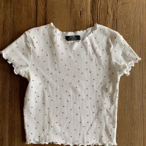 Bershka Topp - Supersöt topp med körsbär från Bershka som inte använts och är i fint skick, frakt tillkommer 