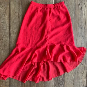 Na-kd kjol - Super söt röd kjol från na-kd som inte kommer till användning och är i fint skick. Frakt tillkommer