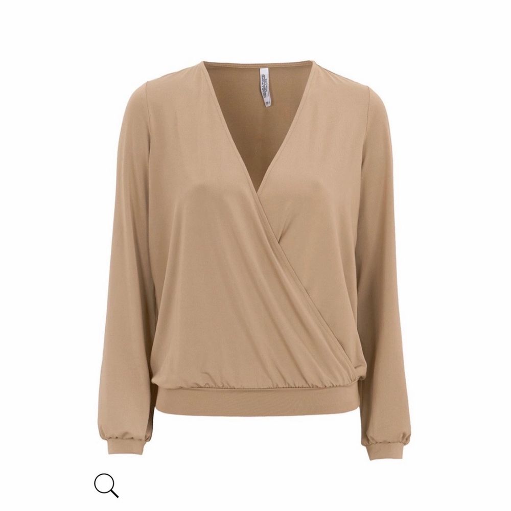 Fin beige omlott topp från Chiara Forthi, bubbleroom. Slutsåld online. Endast använd 1 gång.. Toppar.