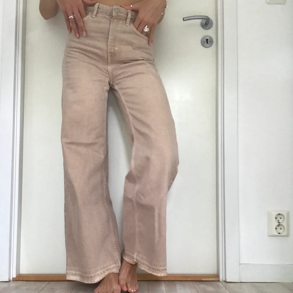 Fräscha jeans från Weekday i färgen beige. Ace Sand. Köparen står för frakt, vilket ligger på 60kr. Skriv om du vill att jag ska skicka fler bilder🥰. Jeans & Byxor.