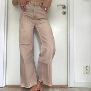 Fräscha jeans från Weekday i färgen beige. Ace Sand. Köparen står för frakt, vilket ligger på 60kr. Skriv om du vill att jag ska skicka fler bilder🥰