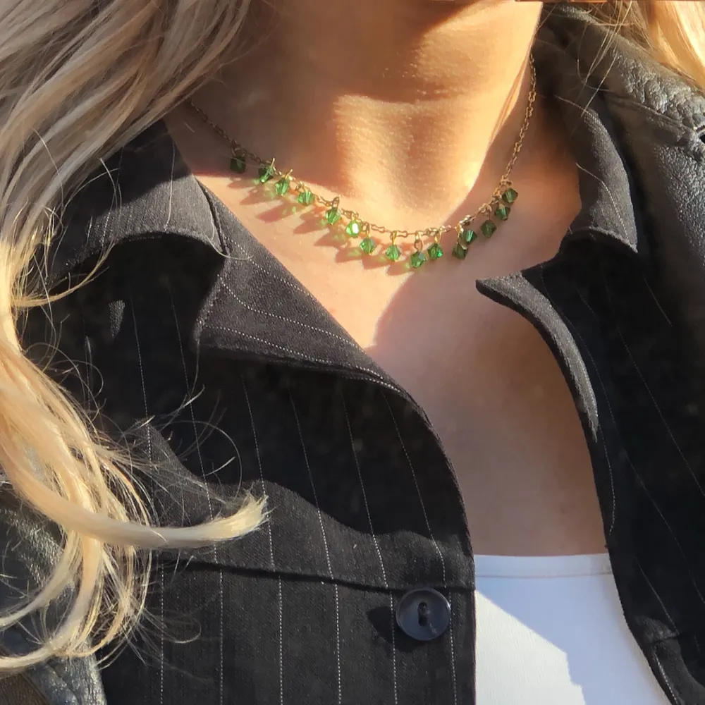 Msuuuperfint halsband med gröna stenar!!! 🤩🤩 köpt i Barcelona. Kan mötas upp i Malmö annars frakt på 11kr! ✨. Accessoarer.