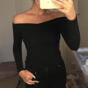 Offshoulder tröja - Svart tröja från bikbok i fint men använt skick.