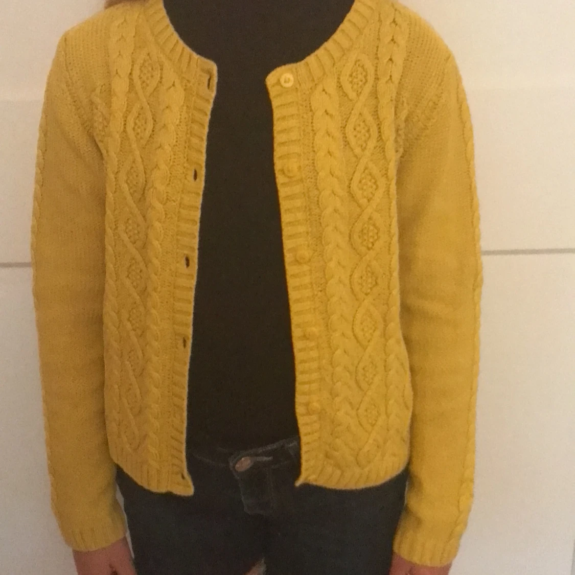 Gul, stickad kofta strl 134/140, 146/152 - 91