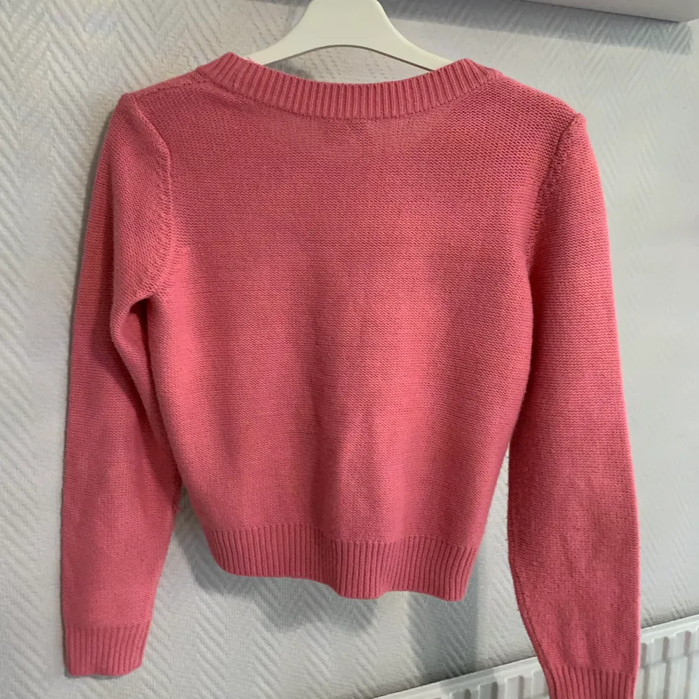 En fin rosa tröja från H&M som knappt har använts. Frakt betalas av köparen. . Toppar.