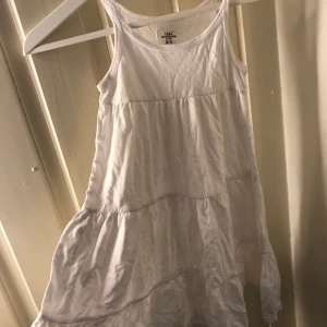 Klänning - Vit klänning, köparen står för frakten!👌🏼