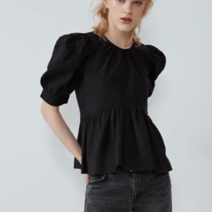 Zara blus - Säljer nu denna super söta svarta blus från Zara. Aldrig använd. Säljs pågrund av att den inte riktigt var min stil. Storlek S. Köparen står för frakt! 😍