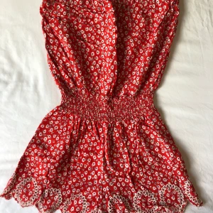 Somrig byxdress/jumpsuit - Somrig byxdress. Använd fåtal gånger. Kan hämtas i Malmö, köparen betalar ev. fraktkostnad.