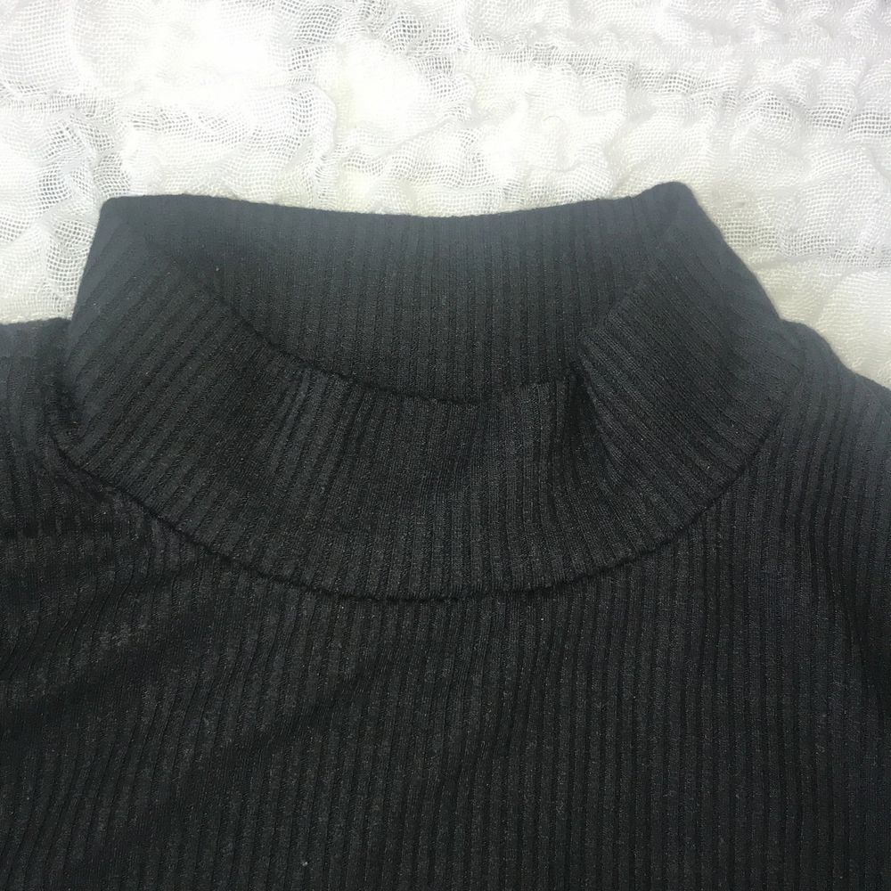 En långärmad tröja med hög hals från Bikbok. Aldrig använd. Frakt ingår!. Tröjor & Koftor.
