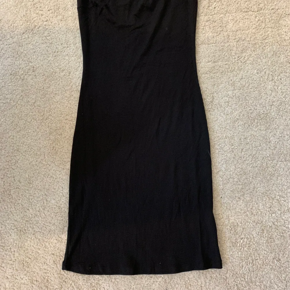 Simpel men fin svart klänning från Gina i stl s. Klänningar.