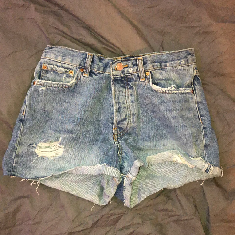 Supersnygga highwaist jeansshorts som är i bra skick. Har blivit för små och används därför inte!. Shorts.