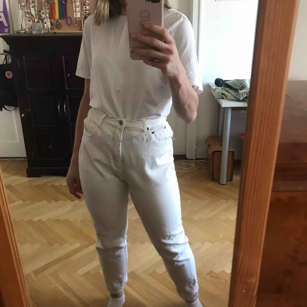 Vita mom jeans som är lite stretchiga. Bra skick. Köparen står för frakten. Kan även mötas upp i Stockholm.. Jeans & Byxor.