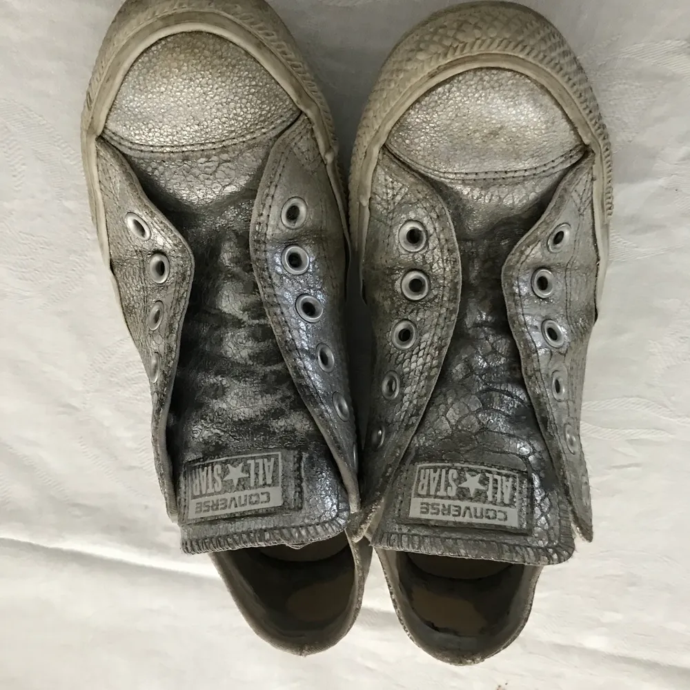 Silver converse. Välanvända som ni ser. Skosnören nedkommer! Frakt står köparen för. Kan gå ner i pris vid snabbaffär.. Skor.