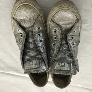  Converse - Silver converse. Välanvända som ni ser. Skosnören nedkommer! Frakt står köparen för. Kan gå ner i pris vid snabbaffär.