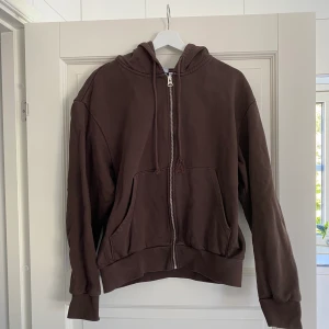 Weekday tröja med dragkedja  - Snygg weekday tröja med dragkedja i bra skick + kontakta för fler frågor:)