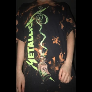 Blekt Metallica tröja stl xxl - Sjukt cool Metallica tröja som jag har blekt med klorin. Säljer för att den är lite för stor på mig (är 160cm och när stl xs-s). Som ny! Frakt kan diskuteras. 