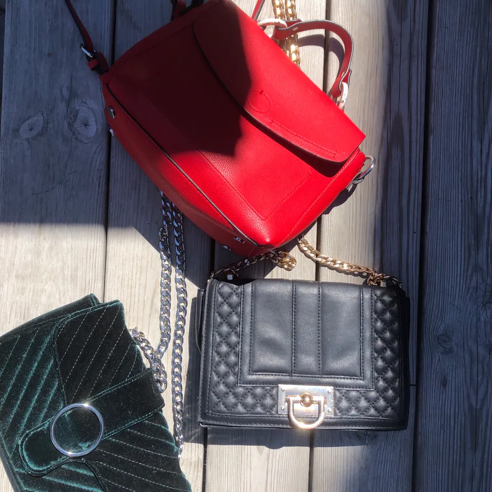 Tre fina väskor! Enörkgrön sammets väska med silver detaljer. En så fin röd väska (såld). Och en svart med guld detaljer. Accessoarer.