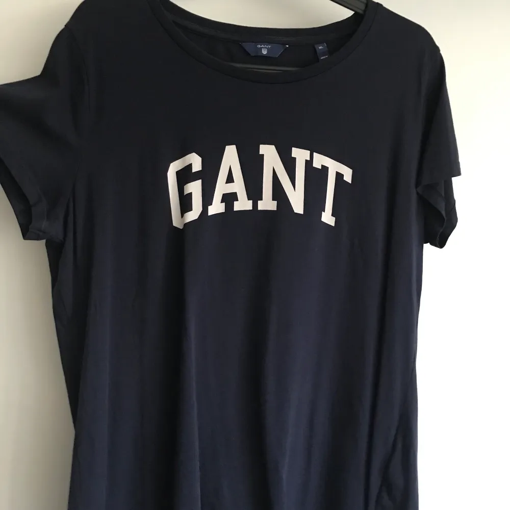 Mörkblå Gant T-shirt, fint skick och nästan aldrig använd. Storleken kan både passa L & XL . T-shirts.