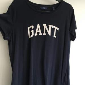Mörkblå Gant T-shirt, fint skick och nästan aldrig använd. Storleken kan både passa L & XL 