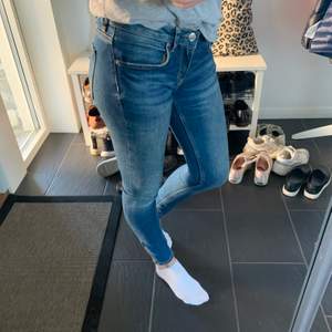 Perfect jeans från Gina tricot i storlek 28/32 men passar mig som även brukar ha 27 eller 26 i midjan och ha storlek S. Perfekta blå standard jeans som man borde ha i garderoben. Frakt tillkommer❤️
