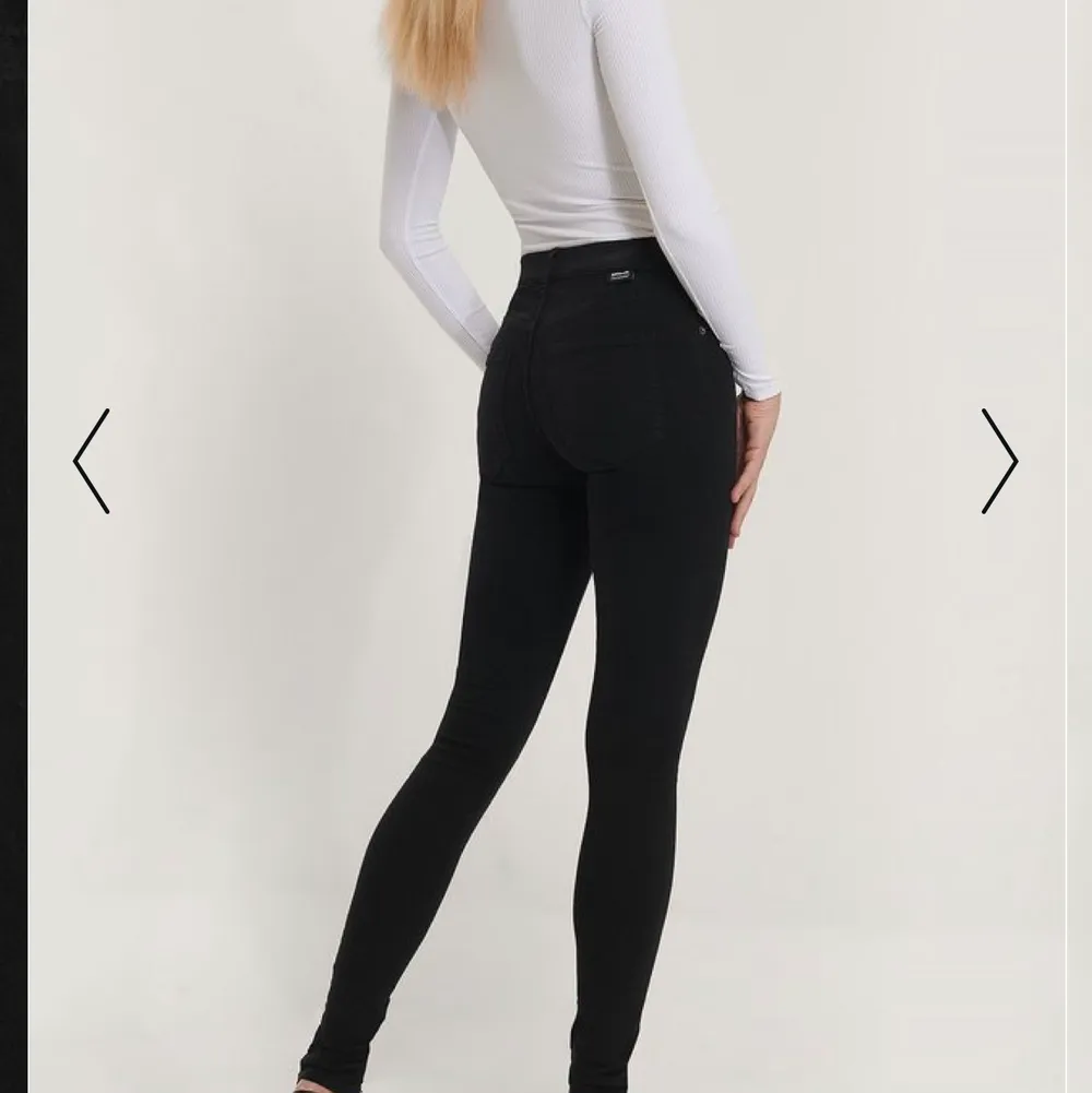 Jag säljer nu mina tre par svarta dr denim i storleken 34/xs. Två av dem är som på bilden och den sista har två hål vid knäna. Dessa jeans andvändes under förra sommaren och nu har jag inte något andvändning för de mer. . Jeans & Byxor.