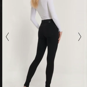 Dr denim jeans svarta - Jag säljer nu mina tre par svarta dr denim i storleken 34/xs. Två av dem är som på bilden och den sista har två hål vid knäna. Dessa jeans andvändes under förra sommaren och nu har jag inte något andvändning för de mer. 