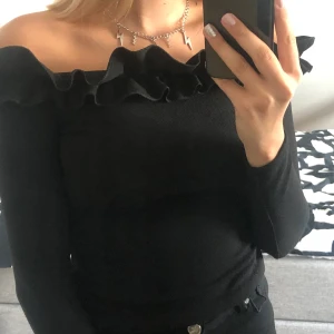 Söt topp - Jättesöt topp från Nelly, lappen är avklippt men är ganska säker att den är i storlek S. Nästan aldrig använd. (Köpare står för frakt! Betalning via Swish!)