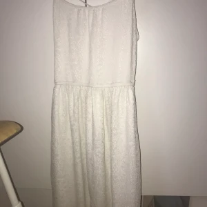 Vit klänning  - Bra skick, använd nån gång på nån avslutning! Frakt tillkommer💓