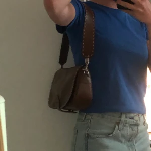 Axelväska  - Väska från kesslord. Jätte fint skick! Helt äkta därför säljer ja ganska dyrt, men kan va öppen för att diskutera pris! Skriv för fler bilder. Köparen står för frakten 💞
