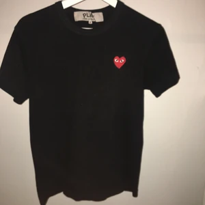Comme des garcons t-shirt - Skick: använd endast ett fåtal gånger. Storlek: small. 