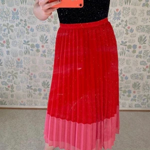 Plisserad somrig kjol! - Härlig sommarkjol i fina färger 💗❤️! 70kr + frakt (kan mötas upp i Lund)