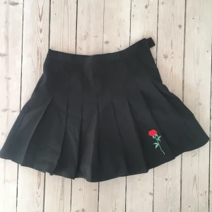 Plisserad kjol - Supersöt kjol med en underbyxa och ros på!  jag köpte på plick ett tag sen - den var dock lite för liten så säljer nu vidare den (: Fraktar eller möta upp i Sthlm!