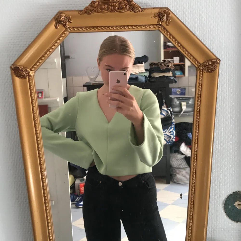 Jättefin grön tröja från weekday, aldrig använd💕 köparen står för frakten. Tröjor & Koftor.