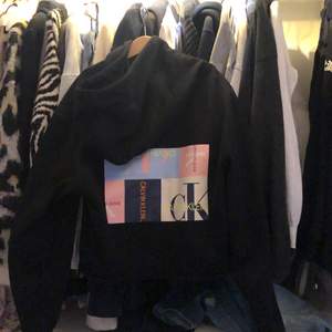 Skitcool croppad hoodie från Calvin Klein. Säljer för att jag känner att jag inte får så mycket användning av den. Superbra skick!!!