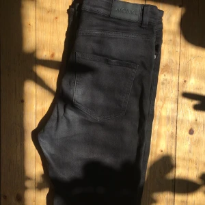 MONKI jeans high waist stuprör - Svarta jeans från Monki i modellen Oki slim high waist. Höga i midjan och smala i benen. Sparsamt använda så i bra skick! Storlek 29 men passar 28 också