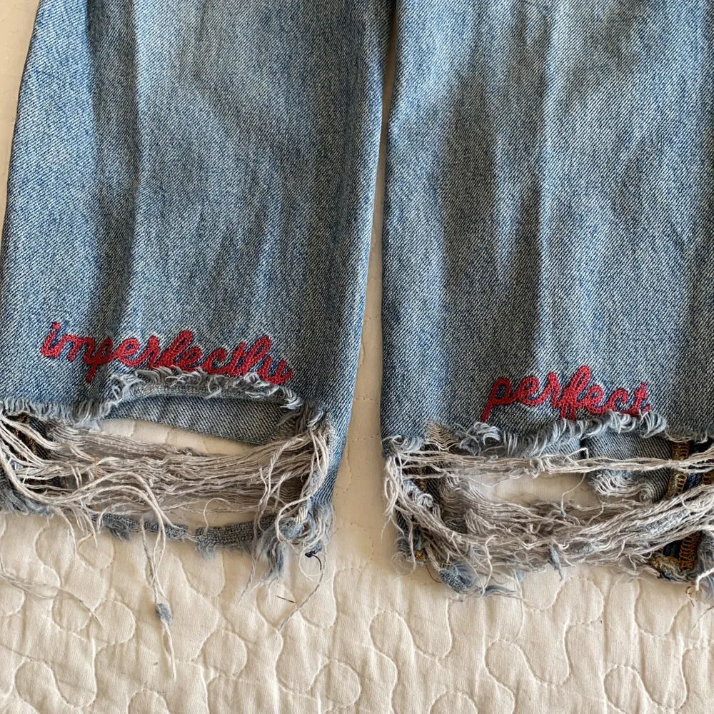 Snygga trendiga slitna jeans på ena benet, tyvärr är de för små för mig nu och därför säljer jag dem . Jeans & Byxor.