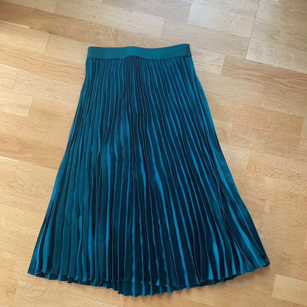 Super fin kjol från H&M i storlek 38 (passar även 36)! Använd fåtal gånger och är fortfarande i bra skick. Köpt för 499 kr, säljer för 250. Pris kan diskuteras såklart!!! . Kjolar.
