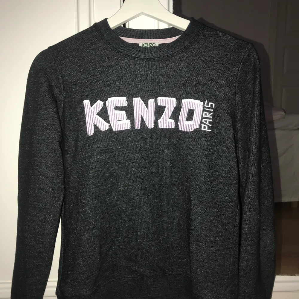 Säljer min knappt använda kenzo Paris sweatshirt. Den är i strl S och har en tajt passform. I riktigt bra skick och knappt använd bara testad. Köptes för 1200kr men säljer för endast 349kr! Pris kan diskuteras.. Tröjor & Koftor.