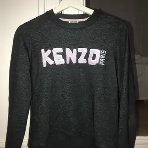Säljer min knappt använda kenzo Paris sweatshirt. Den är i strl S och har en tajt passform. I riktigt bra skick och knappt använd bara testad. Köptes för 1200kr men säljer för endast 349kr! Pris kan diskuteras.