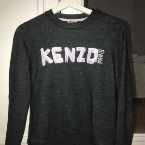 Kenzo Paris sweatshirt - Säljer min knappt använda kenzo Paris sweatshirt. Den är i strl S och har en tajt passform. I riktigt bra skick och knappt använd bara testad. Köptes för 1200kr men säljer för endast 349kr! Pris kan diskuteras.