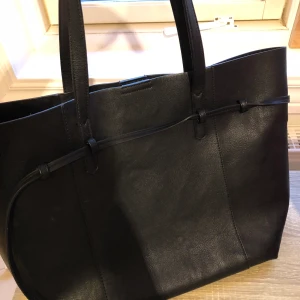 Handväska - Riktigt fin och bra i skick då jag nästan aldrig använt den! Finns en liten väska där i där man kan stoppa i saker med dragkedja, och är väldigt enkel och passar till allt! 