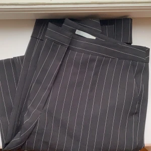 Kritrandiga kostymbyxor - Suuperfina kostymbyxor som tyvärr blivit för små! Inköpta på Humana second hand men bara använda 1-2 ggr så väldigt fint skick! 🥰  Längd: 106 cm (går att sy upp/ lägga ner) 