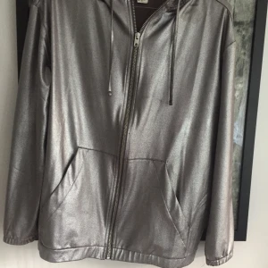 Sommar jacka - Glittrig jacka från H&M , storlek är S.