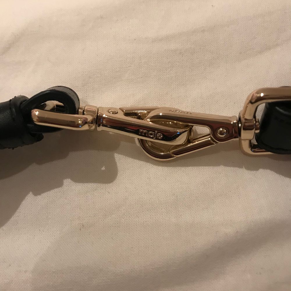 Ett så fint strap band från maje som passar perfekt till maje väskor men även till andra väskor om man vill byta ut bandet. Använd fåtal gånger så den är fortfarande i mycket bra skick. Säljer den för jag tyvärr inte får användning av den:( nypris:1600kr. Väskor.
