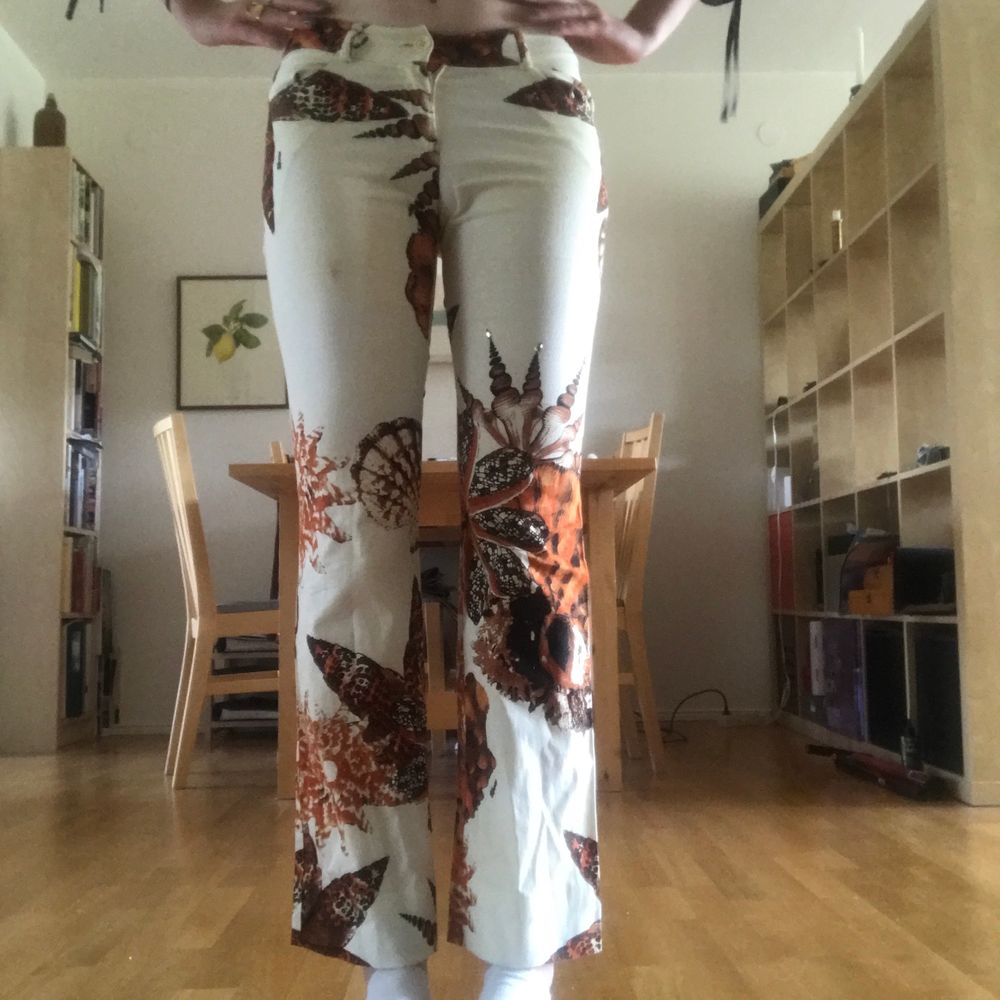 SVINcoola jeans från Sfarzo!! Tryck med snäckor och pärlor som detaljer! Köpt på Humana, använd 1 gång! Låga!!. Jeans & Byxor.