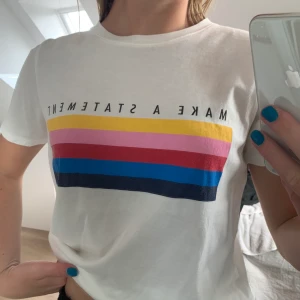 Gina Tricot T-shirt  - Vit T-shirt från Gina med coolt tryck. ”Make a statement”. Storlek S men är liiiite oversize. 70kr 💓