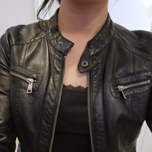 Skinnjacka  - Mycket fint skick, sällan använd. Hämtas i Malmö eller kan skickas. Frakt tillkommer. 